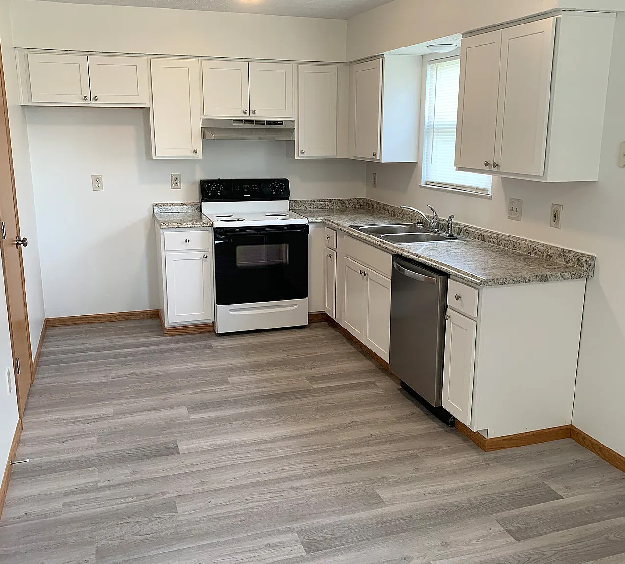 3 bed, 2.5 bath, 1400 sqft, $1,600 — Photo 2