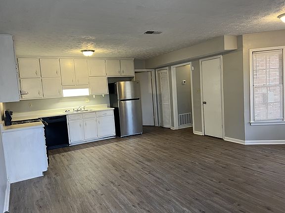 3rd image of 160 Hunters Ln Unit C