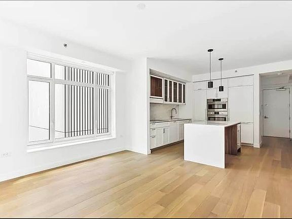 3rd image of 115 E 55th St APT 5B