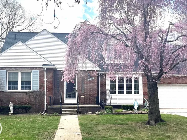 1553 Huntington Blvd, Grosse Pointe Woods, MI 48236