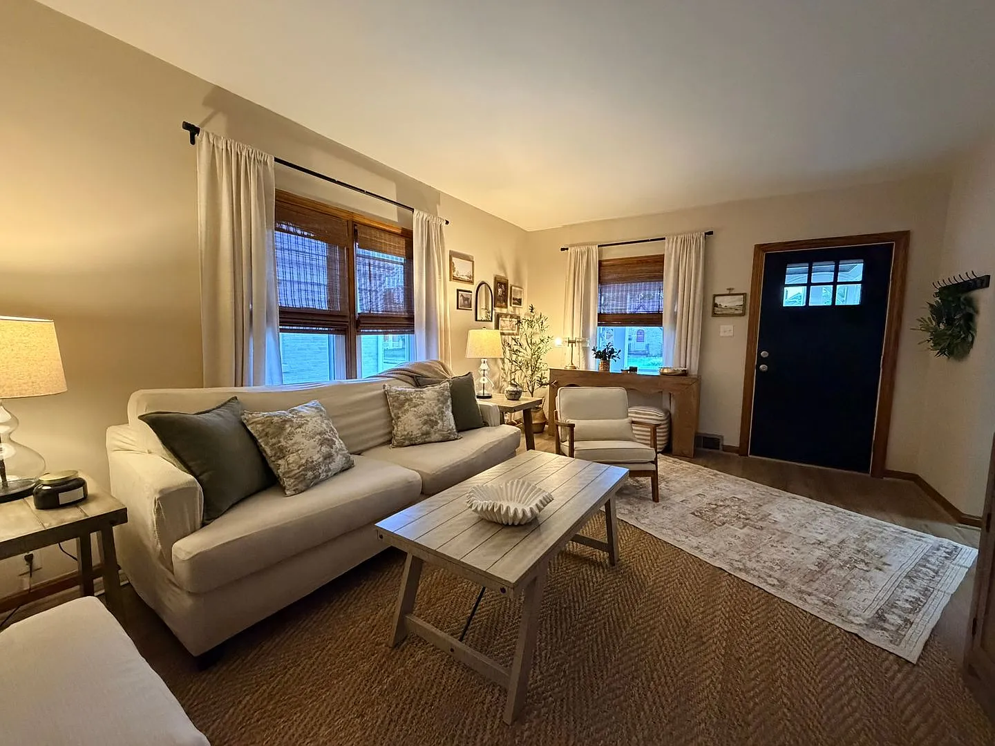 Available Now | Furnished 4br Home Steps From University Of Evansville | Utilities + Wi-Fi Included — Photo 2