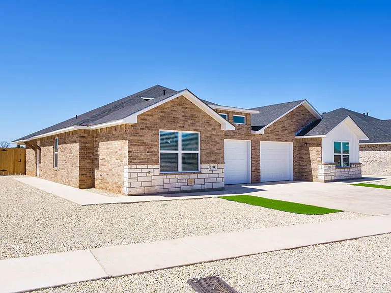 2718 Roman Ln — Photo 2