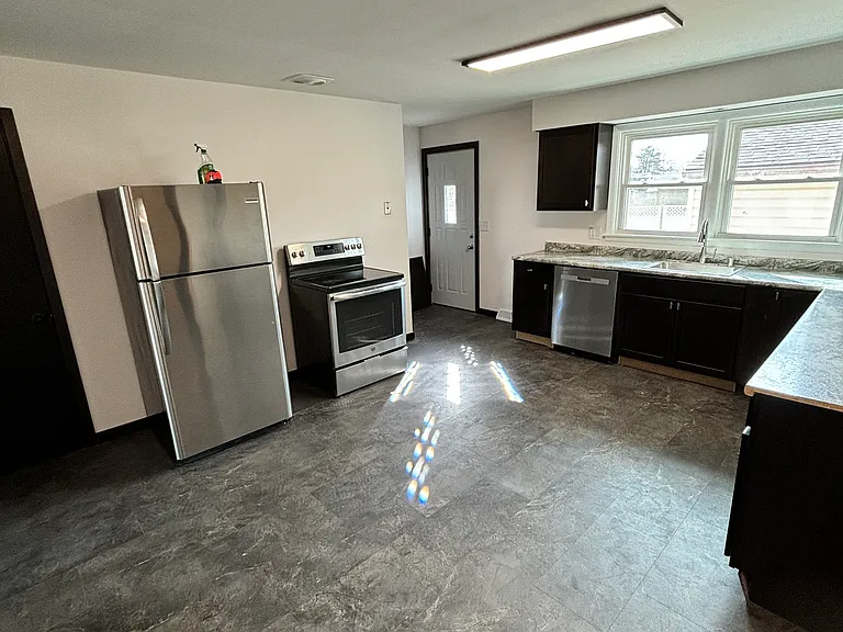 2045-2047 Ravine St — Photo 5