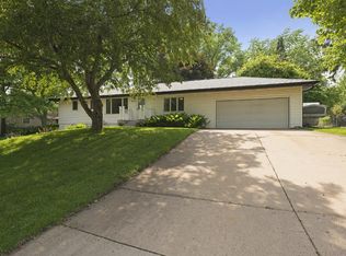 542 Granite Ave N, Oakdale, MN 55128