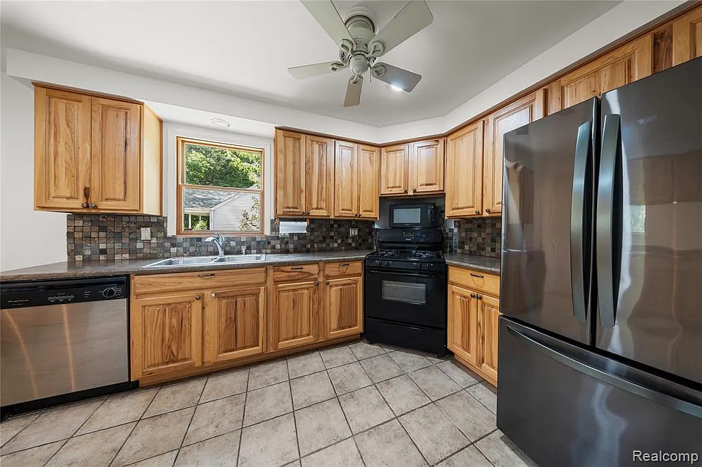 3 bed, 2.0 bath, 1598 sqft, $2,000 — Photo 2