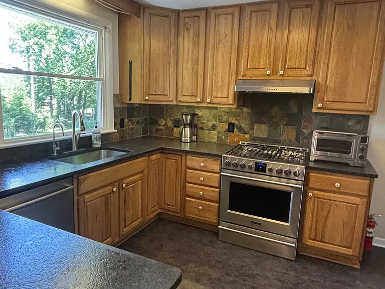 3048 Edgemont Dr — Photo 4