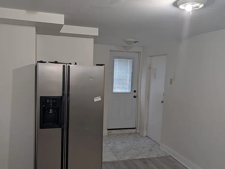 6393 Chaumont Cres — Photo 8