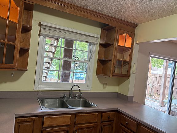 3rd image of 616 Georgetown Dr APT A
