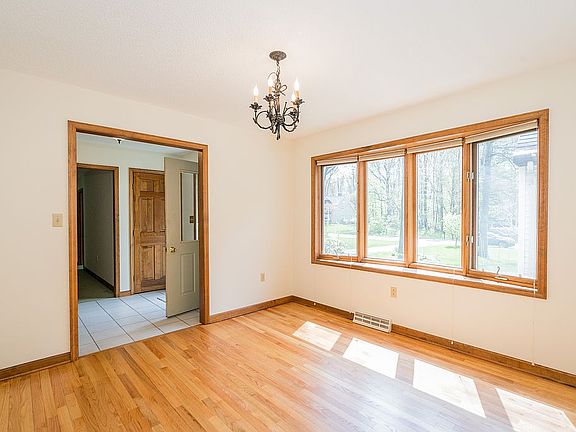 2nd image of 18 Knollwood Dr