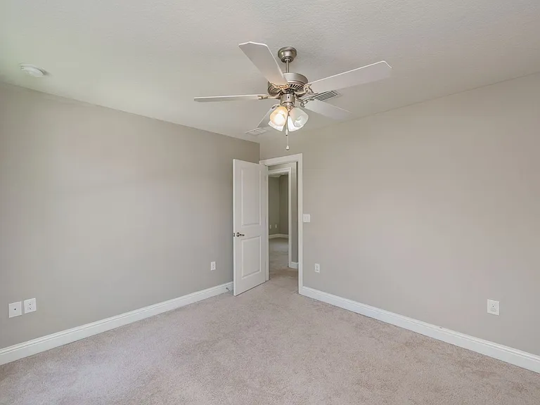 401 King St — Photo 32