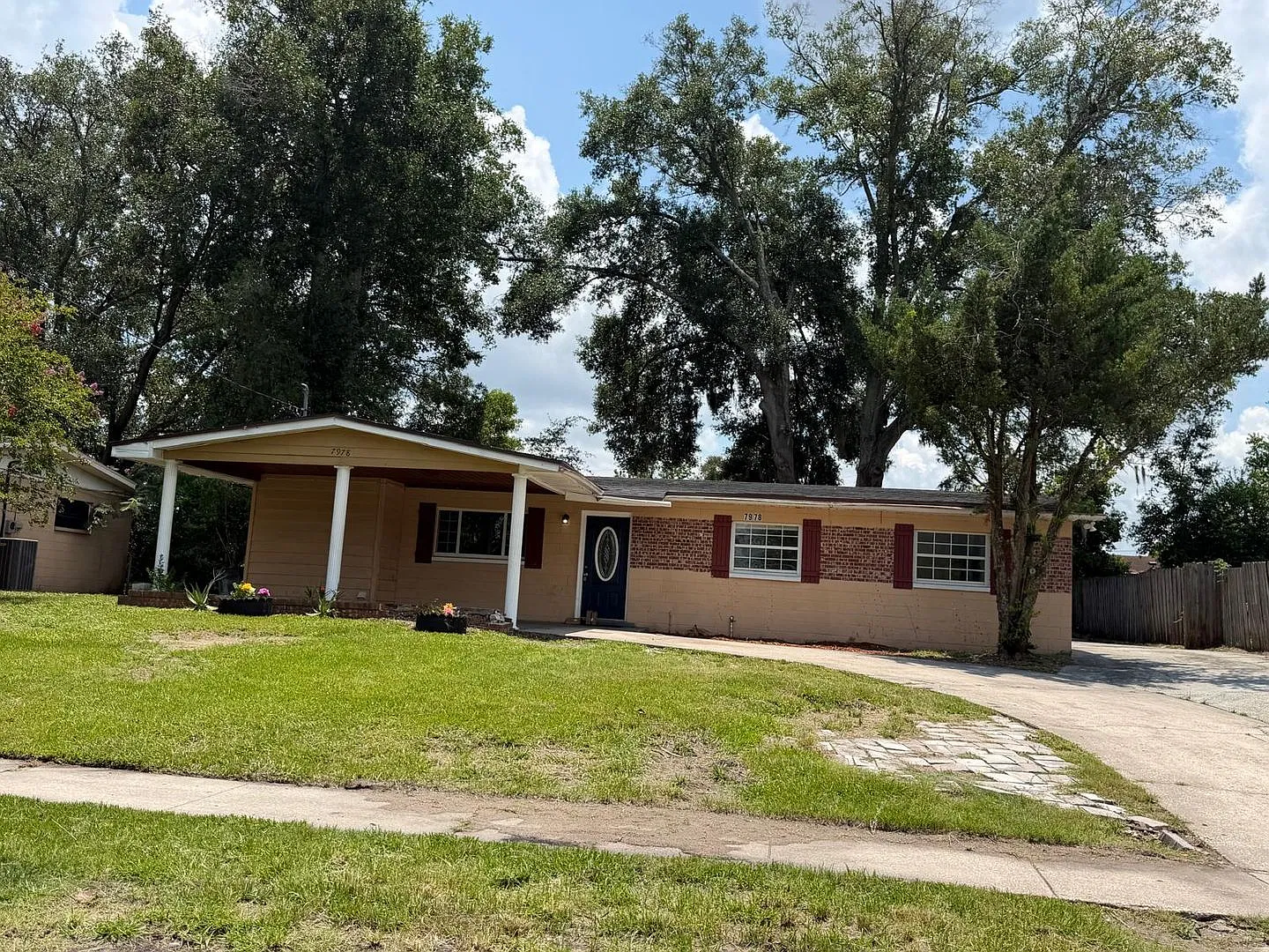 West side Beauty! 3 Bedrooms 2 Bathroom — Photo 1
