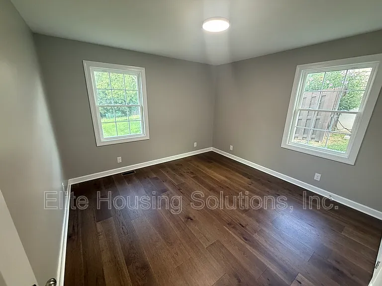 445 S 14th St — Photo 11