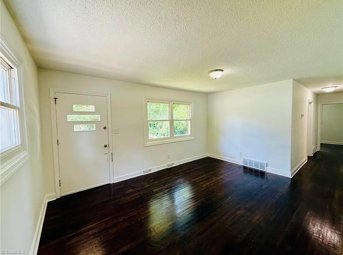 3 bed, 2.5 bath, 976 sqft, $1,699 — Photo 2