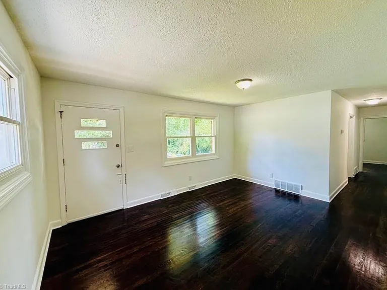 312 Hickory Ln — Photo 2