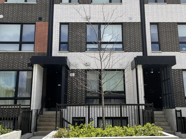 40 Ed Clark Gdns #Townhouse 21, Toronto, ON M6N 3A9