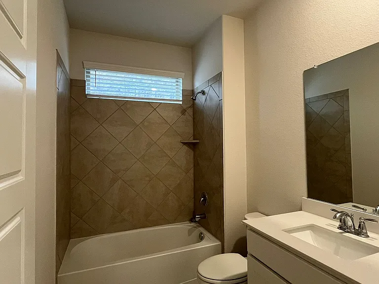 1601 Princeton Dr — Photo 5