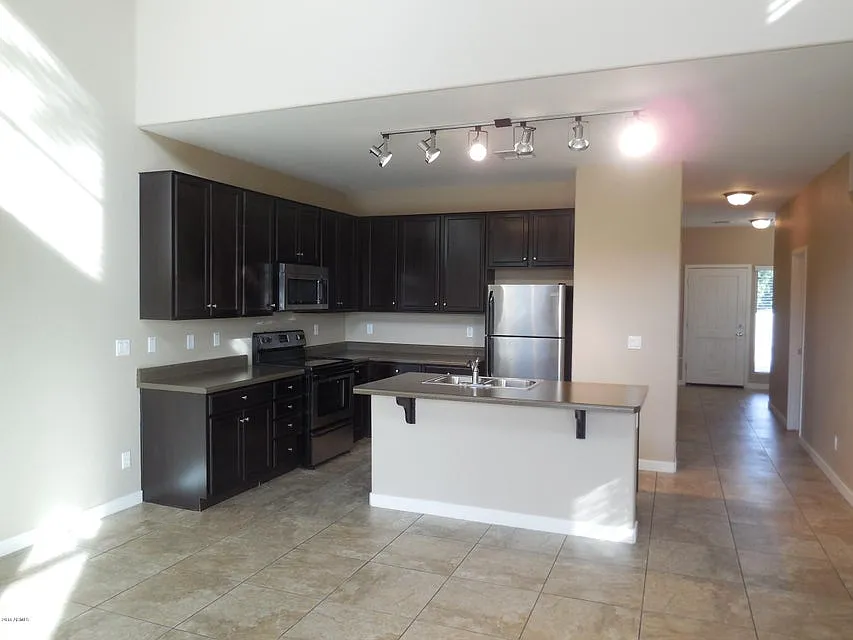 2 bed, 2.5 bath, 1256 sqft, $2,000 — Photo 3