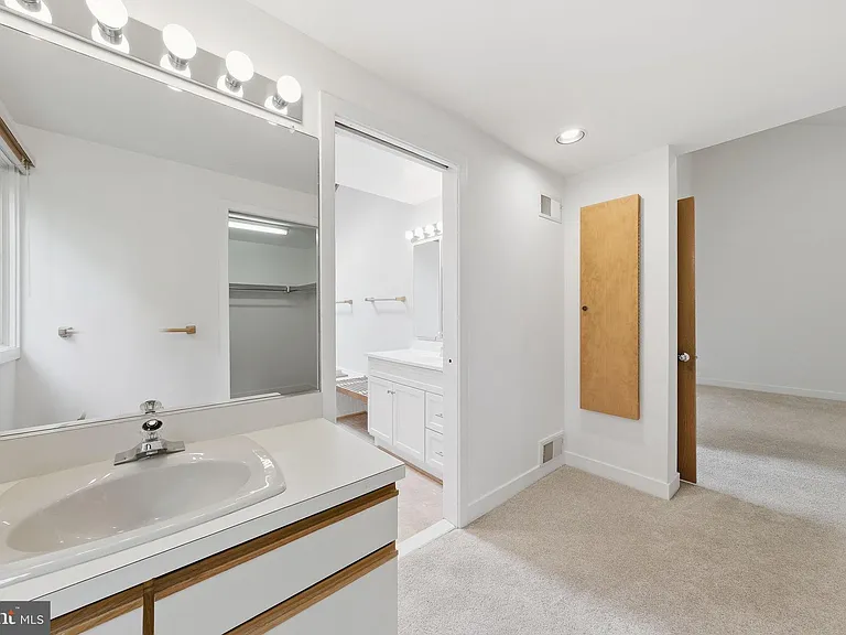 882 Coachway — Photo 23