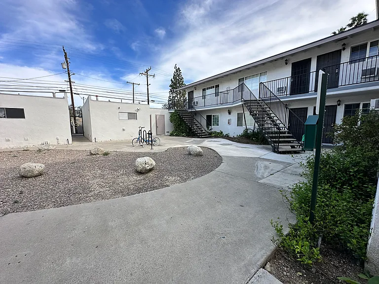 Courtyard Square Apartments — Photo 7