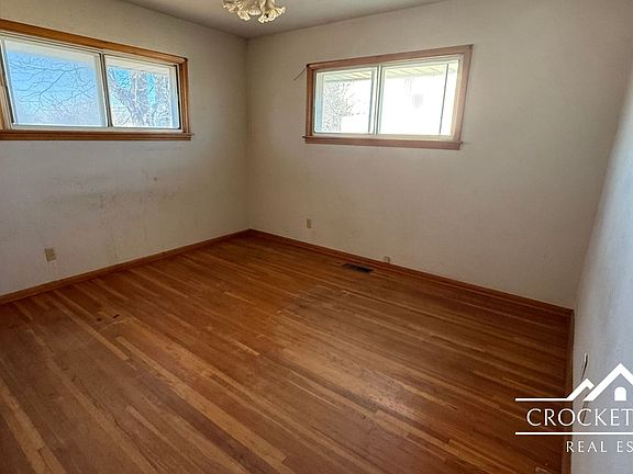 5th image of 208 W Avenue B