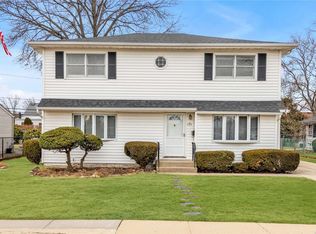 101 Evans St, New Hyde Park, NY