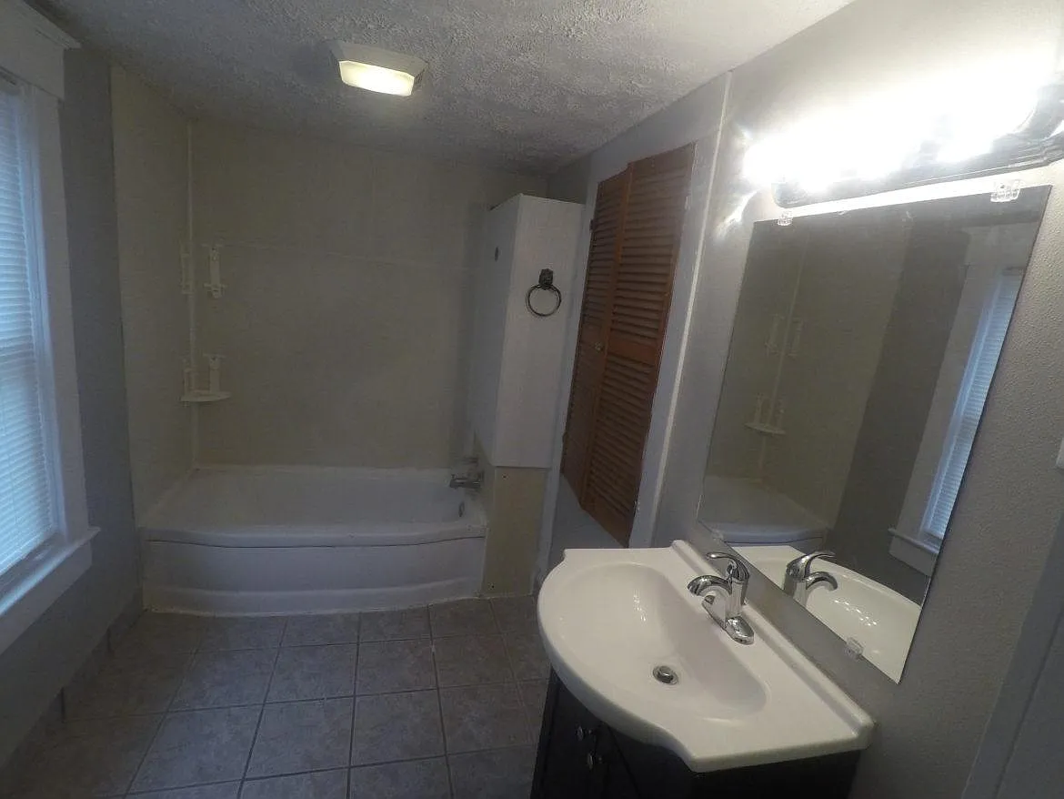 4 bed, 1064 sqft, $1,600 — Photo 4