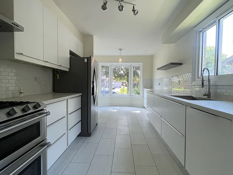 24 Rembrandt Dr — Photo 5