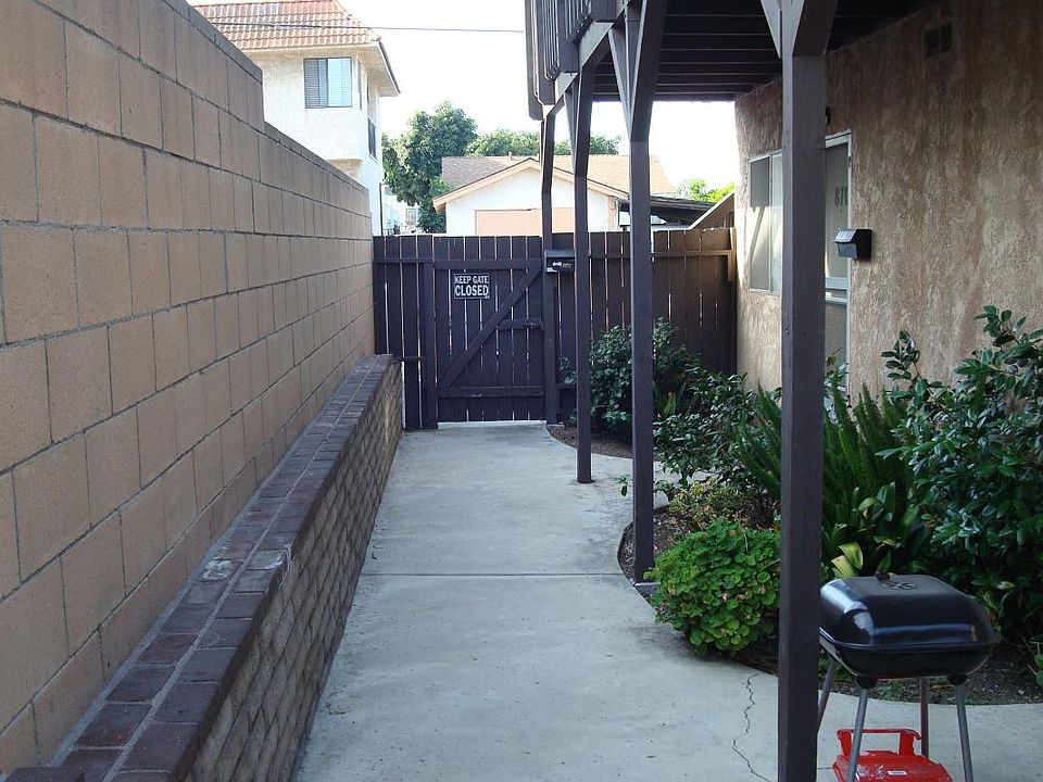 2nd image of 868 W 19th St