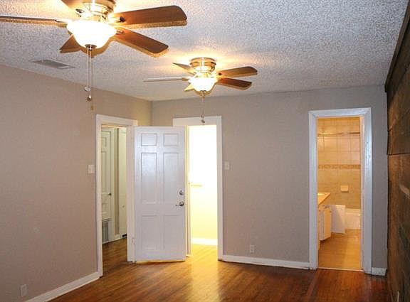 4th image of 1010 W Avenue G