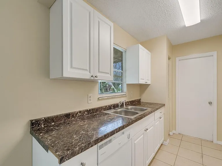 205 SW Voltair Ter — Photo 3