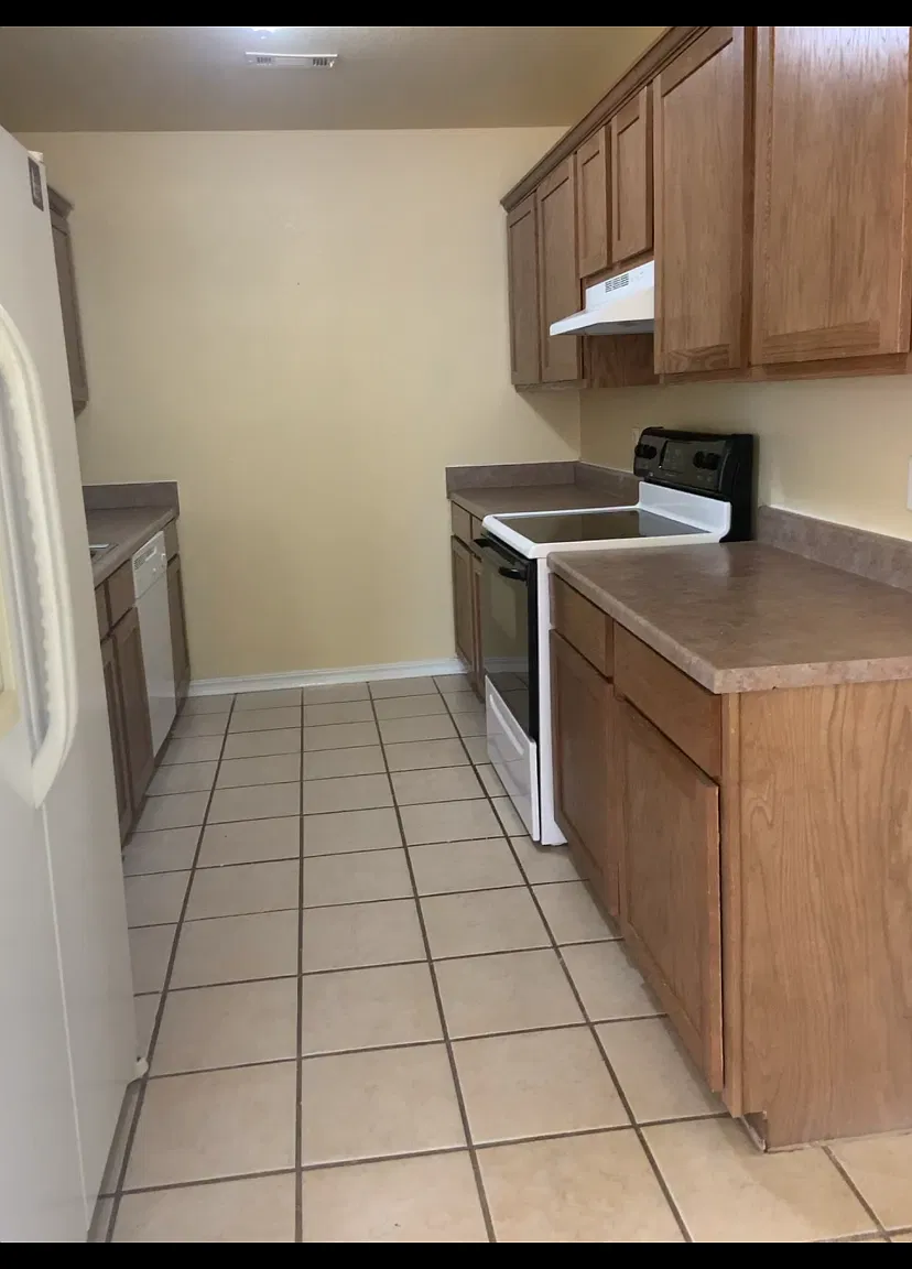 3 bed, 1300 sqft, $1,690 — Photo 3