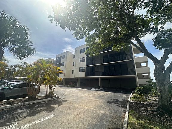 3rd image of 106 Lake Emerald Dr APT 214