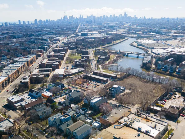 2221 W Oakdale Ave, Chicago, IL 60618