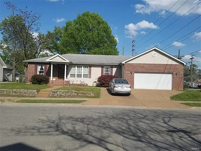 2702 Buxton Ave photo 1