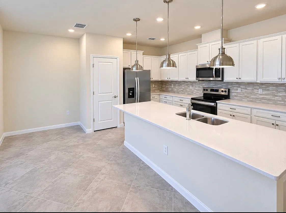 5 bed, 4.5 bath, 2269 sqft, $3,200 — Photo 3
