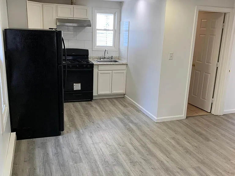 404 Railroad Ave — Photo 3