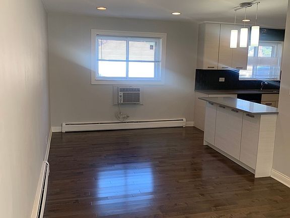 3rd image of 1640 W Sherwin Ave APT 1A