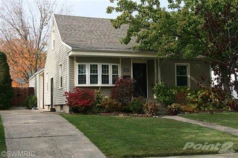 Charming 3 bedroom/ 2 bath home conveniently located in St. Joseph near Lakeland Hospital