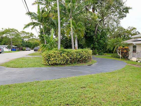 3rd image of 821 SW 13th Ct