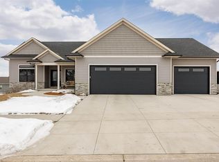 1423 Eagleview Dr, Fairfax, IA 52228