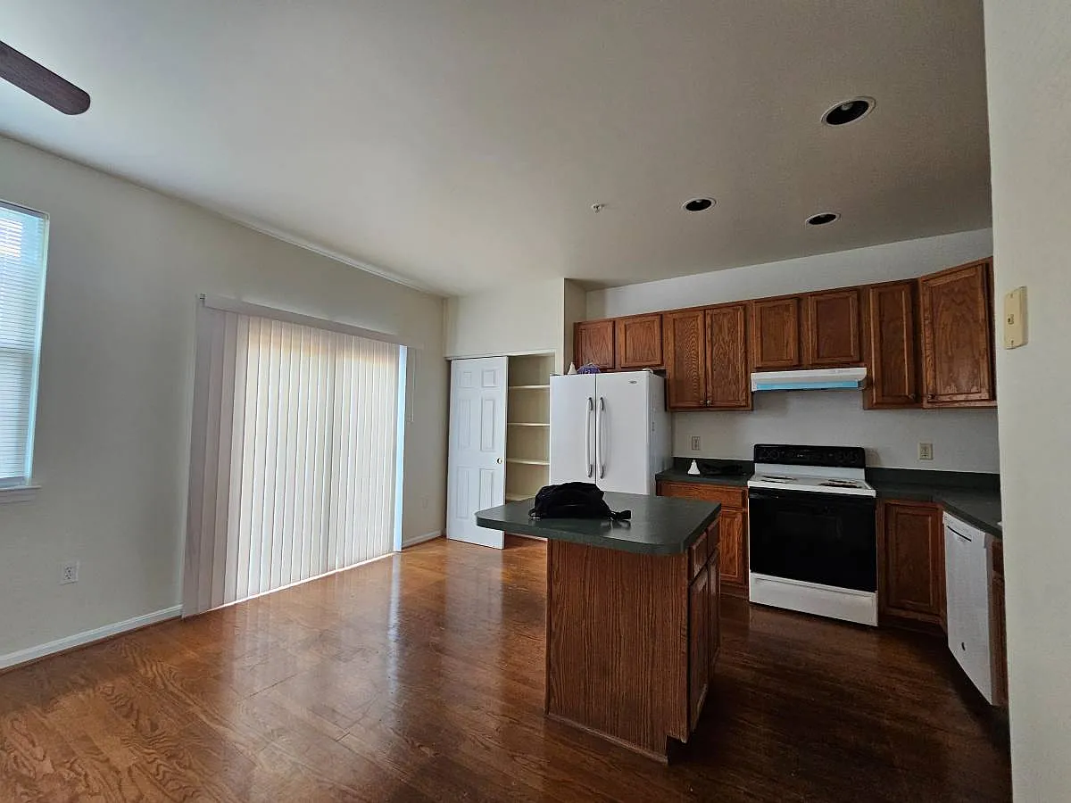 4 bed, 2.5 bath, 1740 sqft, $2,800 — Photo 2