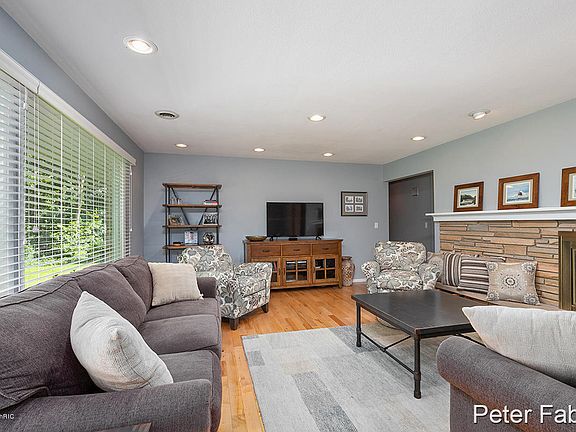4th image of 386 Pebble Beach Dr SE