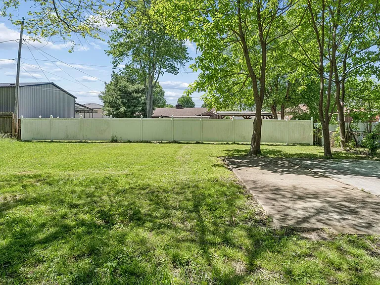 2025 Sherwood Rd — Photo 22