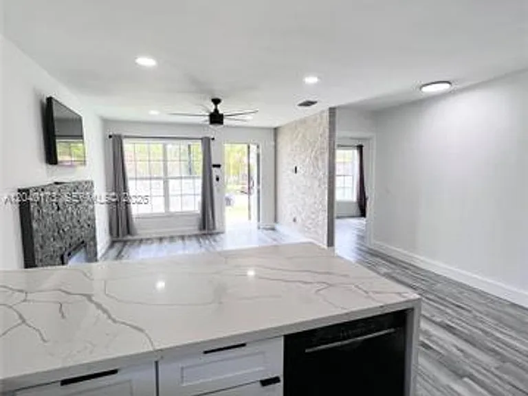 2425 SW 26th Ln #2425 — Photo 6