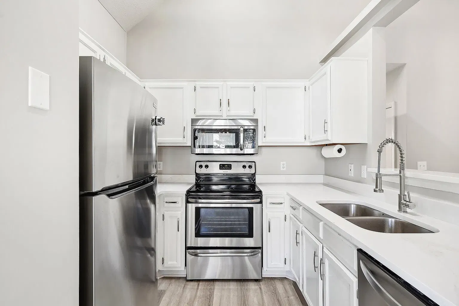 3 bed, 1210 sqft, $3,000 — Photo 2