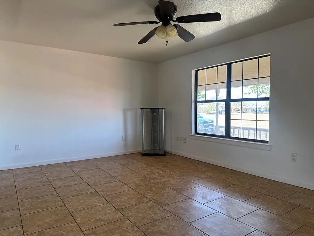5 bed, 2.5 bath, 1724 sqft, $2,000 — Photo 4