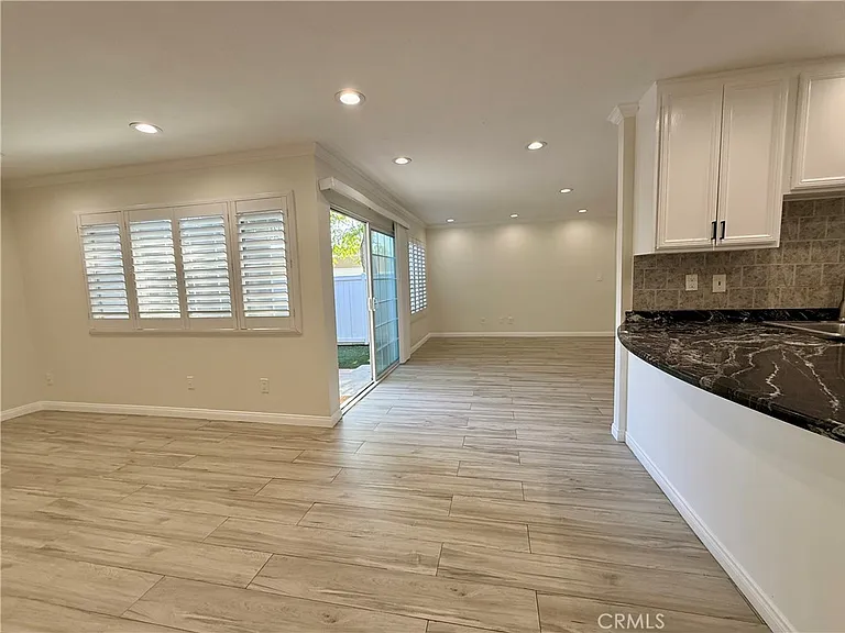 19230 Hamlin St — Photo 26