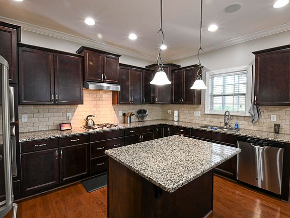 4th image of 600 Crimson Oak Ln