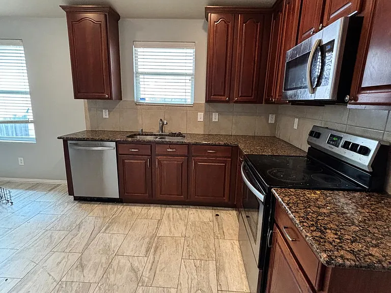 437 Grant Ln — Photo 7