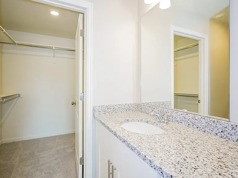 33 N Riverside Dr — Photo 2